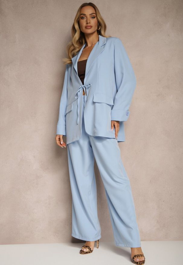 Renee - Niebieski Garniturowy Komplet z Wiązaną Marynarką i Prostymi Spodniami Tilinne. Kolor: niebieski
