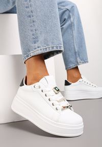 Renee - Biało-Czarne Sneakersy na Platformie z Biżuteryjnymi Zawieszkami na Sznurówkach Faeleen. Kolor: biały. Wzór: aplikacja. Obcas: na platformie #3
