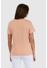 Guess - GUESS Brzoskwiniowy t-shirt damski z białym logo. Kolor: pomarańczowy. Materiał: bawełna. Wzór: nadruk #3