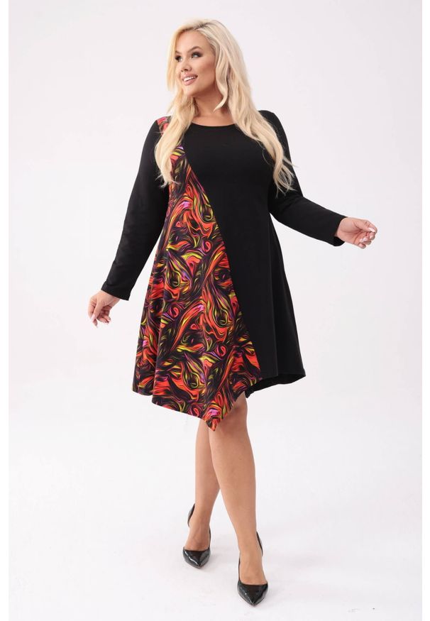 Moda Size Plus Iwanek - Bawełniana tunikowa asymetryczna sukienka Asymia z abstrakcyjnym kontrastem PLUS SIZE XXL OVERSIZE. Okazja: na co dzień. Kolekcja: plus size. Materiał: bawełna. Długość rękawa: długi rękaw. Wzór: kolorowy. Sezon: zima, jesień. Typ sukienki: asymetryczne, oversize, dla puszystych. Styl: casual, elegancki