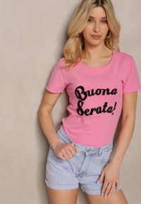 Renee - Różowy Casualowy T-shirt z Bawełny Wykończony Cyrkoniowym Napisem Lavisha. Okazja: na co dzień. Kolor: różowy. Materiał: bawełna. Wzór: napisy. Styl: casual #5