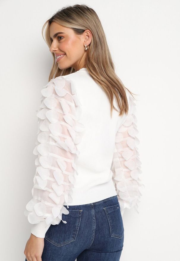 Born2be - Biały Sweter z Falbankami na Rękawach Belpie. Typ kołnierza: kołnierz z falbankami. Kolor: biały. Styl: elegancki