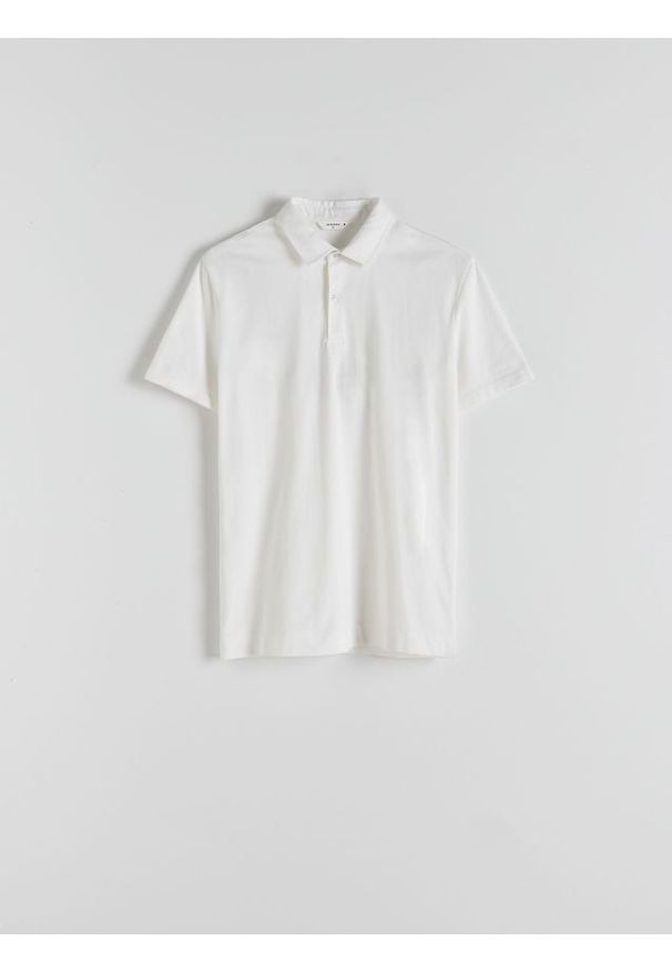 Reserved - Koszulka polo regular fit - złamana biel. Typ kołnierza: polo. Materiał: bawełna, dzianina
