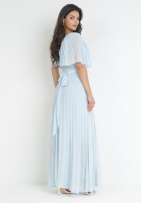 Born2be - Jasnoniebieska Sukienka Plisowana z Szeroką Falbaną Przy Dekolcie Dinara. Kolor: niebieski. Styl: wizytowy. Długość: maxi #4