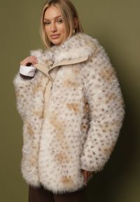 Born2be - Beżowa Kurtka Futerko na Suwak z Szerokim Kołnierzem Plinne. Okazja: na spotkanie biznesowe, do pracy, na co dzień. Typ kołnierza: golf. Kolor: beżowy. Materiał: futro. Styl: elegancki, casual, klasyczny, biznesowy #1