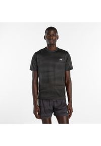 Koszulka męska New Balance MT61G4S7BGR – czarna. Kolor: czarny. Materiał: poliester, bawełna, materiał. Długość rękawa: krótki rękaw. Długość: krótkie #1