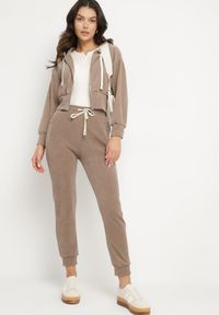 Born2be - Ciemnobeżowy Bawełniany Komplet Dresowy Bluza z Kapturem i Spodnie ze Sznurkiem Hariven. Kolor: beżowy. Materiał: dresówka, bawełna. Sport: turystyka piesza #6