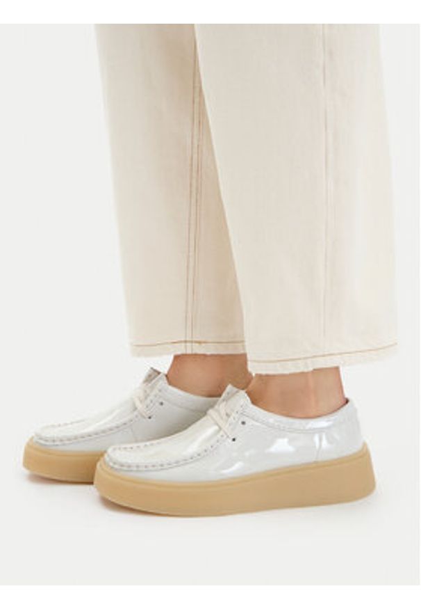 Clarks Półbuty Torview W 26186673 Biały. Kolor: biały. Materiał: skóra
