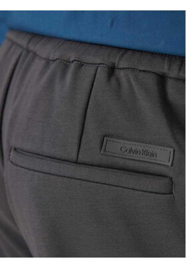 Calvin Klein Chinosy LV04LE613G Szary Slim Fit. Kolor: szary. Materiał: wiskoza