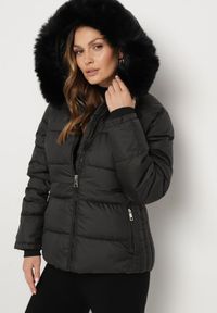 Born2be - Czarna Pikowana Kurtka z Kapturem i Futerkiem ze Ściągaczami przy Rękawach Sintania. Okazja: na co dzień, do pracy, na spacer. Typ kołnierza: kaptur. Kolor: czarny. Materiał: futro. Styl: casual, elegancki #1