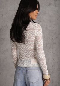 Renee - Beżowy Bluzka Longsleeve z Półtransparentnej Koronki Arnoxia. Okazja: na co dzień, na spotkanie biznesowe, do pracy. Kolor: beżowy. Materiał: koronka. Długość rękawa: długi rękaw. Wzór: koronka. Styl: casual, biznesowy #3