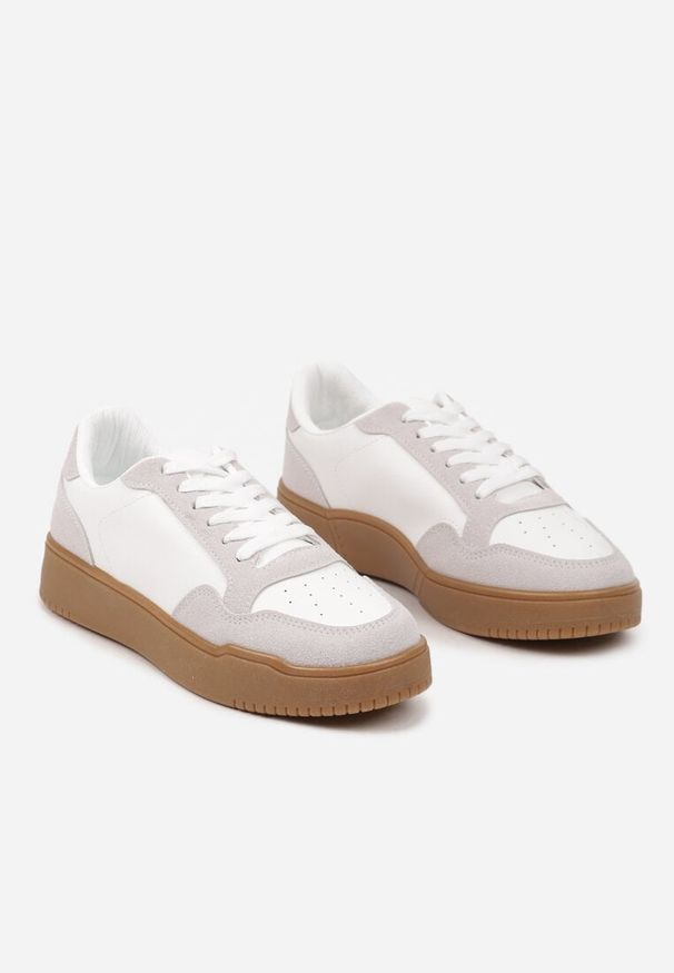 Born2be - Białe Klasyczne Płaskie Sneakersy Ozdobione Perforacją Praeria. Okazja: na co dzień, na spotkanie biznesowe. Kolor: biały. Materiał: jeans. Szerokość cholewki: normalna. Wzór: aplikacja