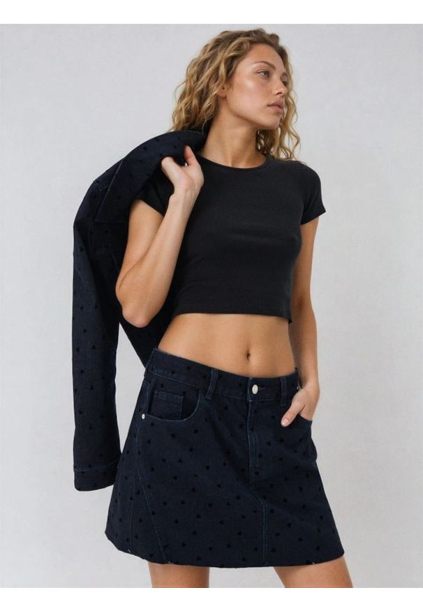 Sinsay - Jeansowa spódnica mini w serduszka - wielobarwny. Materiał: jeans