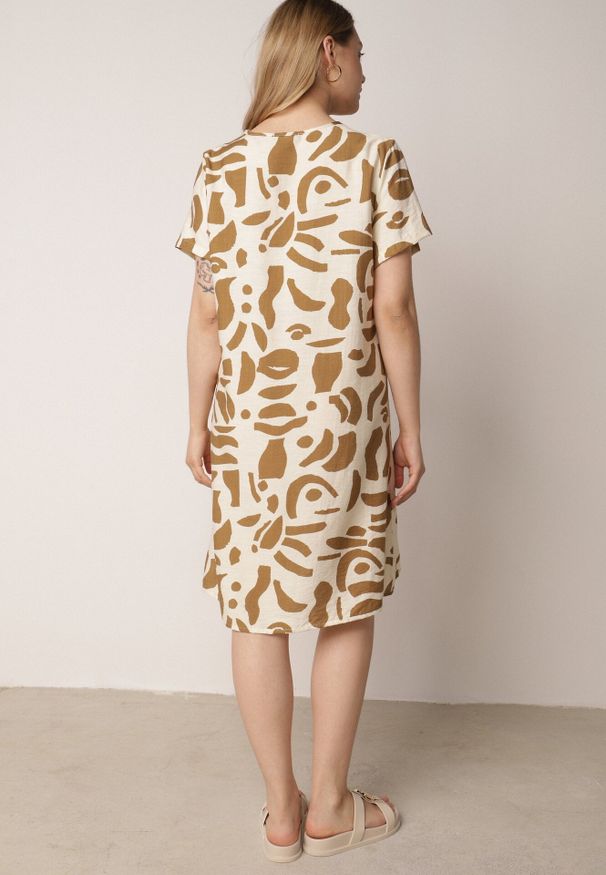 Born2be - Beżowa Pudełkowa Sukienka z Wiskozy z Dekoltem w Serek w Abstrakcyjny Wzór Cresom. Okazja: na co dzień. Typ kołnierza: dekolt w serek. Kolekcja: plus size. Kolor: beżowy. Materiał: wiskoza. Sezon: lato. Typ sukienki: proste, dla puszystych. Styl: casual