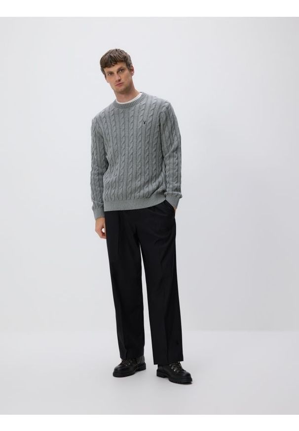 Reserved - Sweter ze świątecznym wzorem - szary. Kolor: szary. Materiał: dzianina, bawełna. Styl: wizytowy