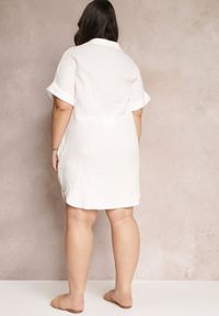 Renee - Biała Bawełniana Sukienka Mini o Pudełkowym Fasonie z Kołnierzykiem Elealla. Kolekcja: plus size. Kolor: biały. Materiał: bawełna. Długość rękawa: krótki rękaw. Typ sukienki: dla puszystych. Długość: mini