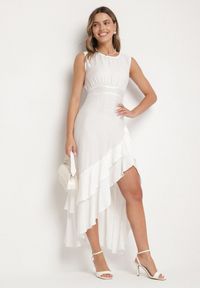 Born2be - Biała Rozkloszowana Sukienka z Wiskozą o Asymetrycznym Kroju Dolorissa. Okazja: na spacer, na co dzień. Kolor: biały. Materiał: wiskoza. Typ sukienki: asymetryczne. Styl: casual #1