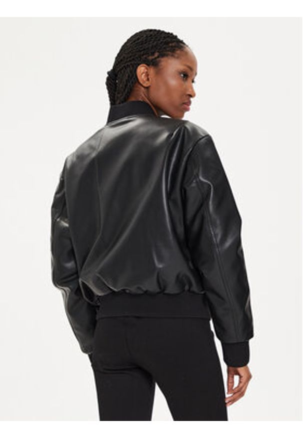 Calvin Klein Jeans Kurtka z imitacji skóry J20J223546 Czarny Regular Fit. Kolor: czarny. Materiał: skóra