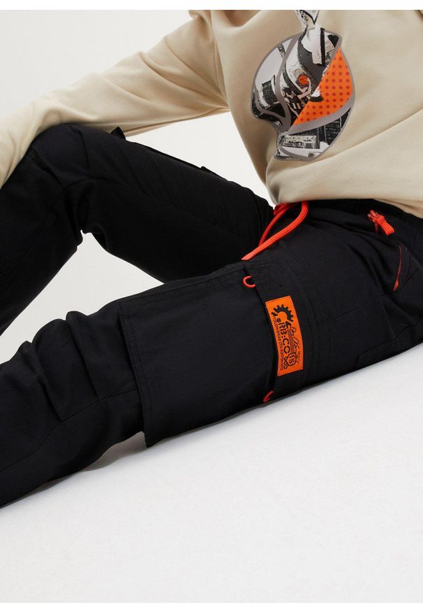 bonprix - Spodnie chłopięce bojówki z gumką w talii, Regular Fit. Kolor: czarny