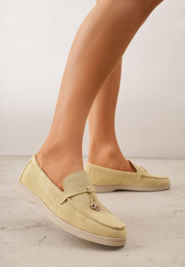 Renee - Żółte Mokasyny VICES Casualowe ze Skórzaną Wkładką i Metalowymi Ozdobami Dinsmore. Okazja: na co dzień. Nosek buta: okrągły. Kolor: żółty. Materiał: skóra. Wzór: aplikacja. Obcas: na obcasie. Styl: casual. Wysokość obcasa: niski