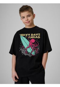 4f - 4F T-shirt loose z nadrukiem chłopięcy - czarny 122/128 (6-8 lat). Okazja: na co dzień. Kolor: czarny. Materiał: dzianina, skóra, bawełna. Wzór: nadruk. Sezon: lato. Styl: casual #1