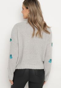 Born2be - Jasnoszary Sweter z Tłoczonej Dzianiny z Wiskozą Zdobiony Cekinowymi Kwiatami Edamara. Okazja: na co dzień. Kolor: szary. Materiał: dzianina, wiskoza. Długość rękawa: długi rękaw. Długość: długie. Wzór: aplikacja, kwiaty. Styl: wizytowy, klasyczny, casual #3