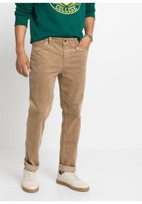 bonprix - Spodnie sztruksowe ze stretchem Regular Fit, w wygodnym fasonie. Kolor: brązowy. Materiał: sztruks #1