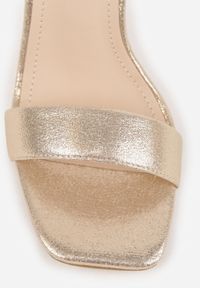 Renee - Złote Sandały na Szpilce z Kwadratowym Noskiem Padove. Okazja: na co dzień. Kolor: złoty. Materiał: satyna. Obcas: na szpilce. Styl: casual #5