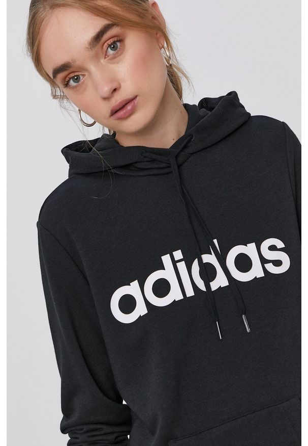Adidas - adidas - Bluza. Okazja: na co dzień. Kolor: czarny. Materiał: bawełna, dzianina, poliester. Długość rękawa: długi rękaw. Długość: długie. Wzór: nadruk. Styl: casual
