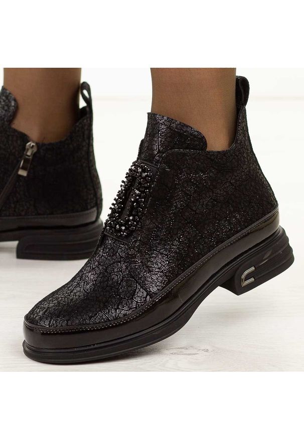 Czarne bk skórzane botki damskie Cambell 60320. Okazja: na co dzień. Nosek buta: okrągły. Kolor: czarny. Materiał: skóra. Szerokość cholewki: normalna. Wzór: aplikacja, gładki. Sezon: zima, jesień. Styl: elegancki, casual, klasyczny