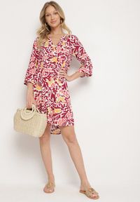 Born2be - Żółto-Bordowa Wiskozowa Rozkloszowana Sukienka z Abstrakcyjnym Wzorem Liracalia. Okazja: na co dzień. Kolor: żółty. Materiał: wiskoza. Styl: casual, elegancki #7