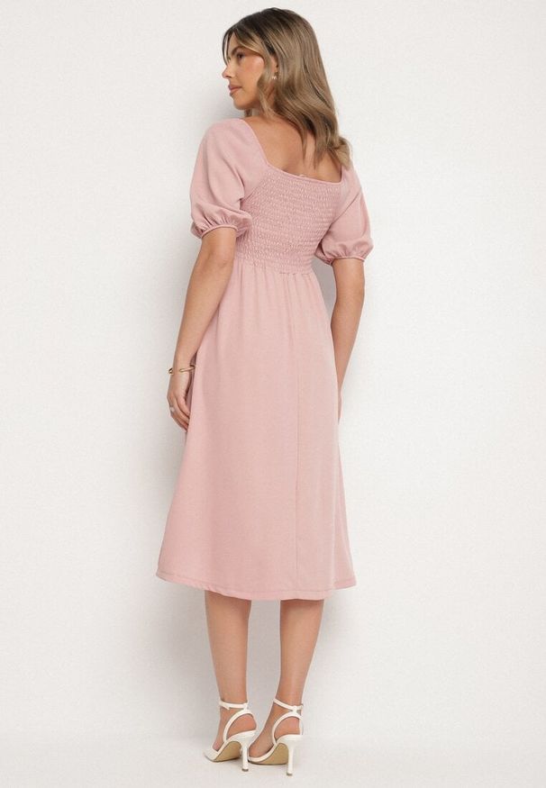 Born2be - Różowa Rozkloszowana Sukienka z Bufiastymi Rękawami Kolireva. Okazja: na co dzień. Typ kołnierza: dekolt kwadratowy. Kolor: różowy. Styl: elegancki, casual
