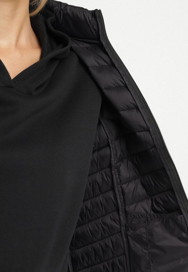 Born2be - Czarna Pikowana Kurtka Przejściowa z Kapturem Suritta. Okazja: na co dzień. Typ kołnierza: kaptur. Kolor: czarny. Materiał: jeans. Styl: klasyczny, casual, sportowy