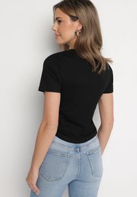 Born2be - Czarny Bawełniany T-shirt Ozdobiony Marszczeniem i Łańcuszkiem Olitrea. Okazja: na co dzień. Kolor: czarny. Materiał: bawełna. Wzór: aplikacja. Styl: casual