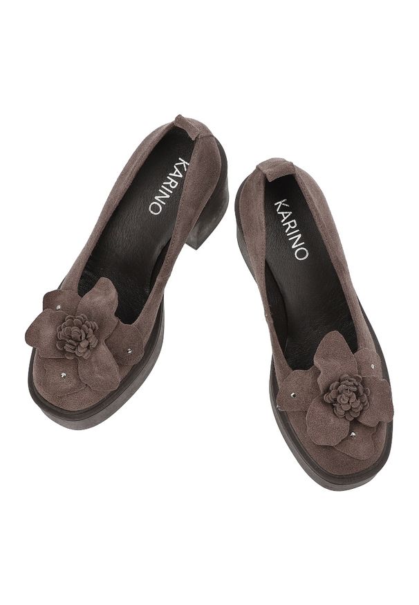 Brązowe Półbuty Karino Eleganckie Obuwie Damskie Na Obcasie. Okazja: na co dzień. Kolor: brązowy. Materiał: welur. Szerokość cholewki: normalna. Wzór: aplikacja, kwiaty. Obcas: na obcasie. Styl: elegancki. Wysokość obcasa: średni