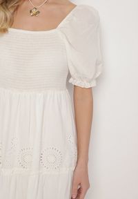 Born2be - Biała Bawełniana Sukienka z Haftowanym Wzorem Iffanella. Okazja: na spacer, na co dzień. Kolor: biały. Materiał: bawełna. Wzór: haft. Sezon: lato. Styl: casual, elegancki #2