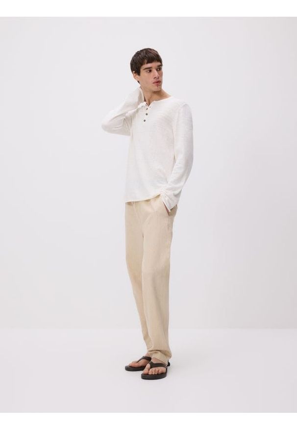 Reserved - Sweter henley - złamana biel. Typ kołnierza: typu henley. Materiał: len, dzianina