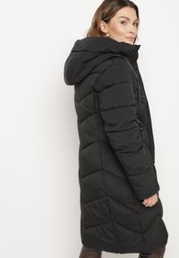 Born2be - Czarna Długa Kurtka Pikowana z Kapturem i Ozdobnymi Suwakami Hediella. Okazja: na co dzień. Typ kołnierza: kaptur. Kolor: czarny. Materiał: dzianina, jeans. Długość: długie. Styl: klasyczny, casual, elegancki #6