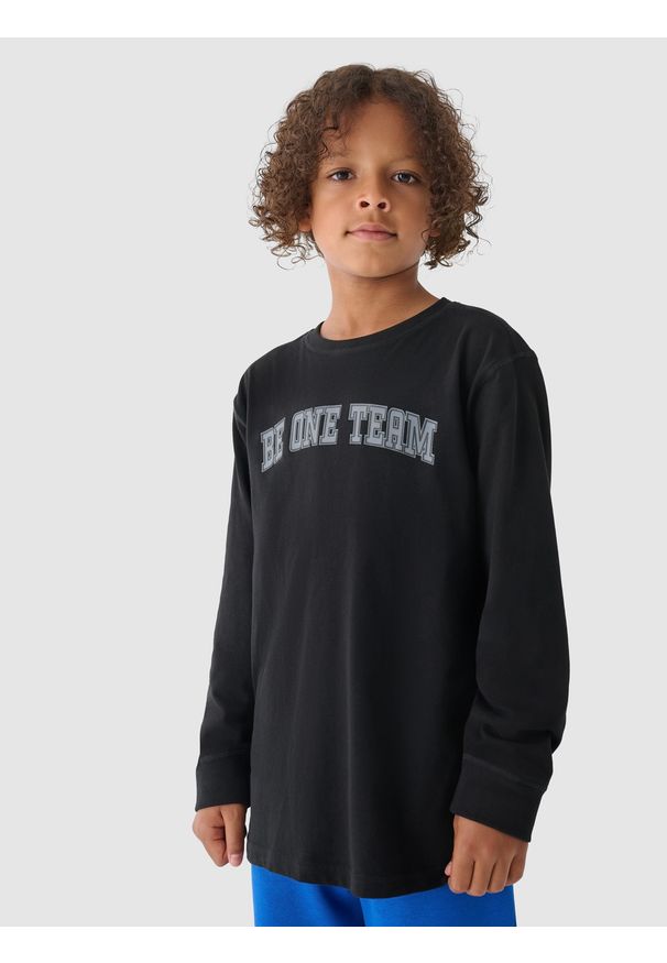4f - 4F Longsleeve oversize chłopięcy - czarny 122 (6-7 lat). Okazja: na co dzień. Kolor: czarny. Materiał: dzianina, bawełna, jersey. Długość rękawa: długi rękaw. Długość: długie. Wzór: gładki, ze splotem, napisy. Sezon: lato. Styl: klasyczny, sportowy, casual
