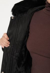Born2be - Czarna Klasyczna Kurtka Parka z Kapturem z Futerkiem Essoria. Okazja: na spacer, na co dzień. Typ kołnierza: kaptur. Kolekcja: plus size. Kolor: czarny. Materiał: futro. Długość: długie. Styl: klasyczny #5