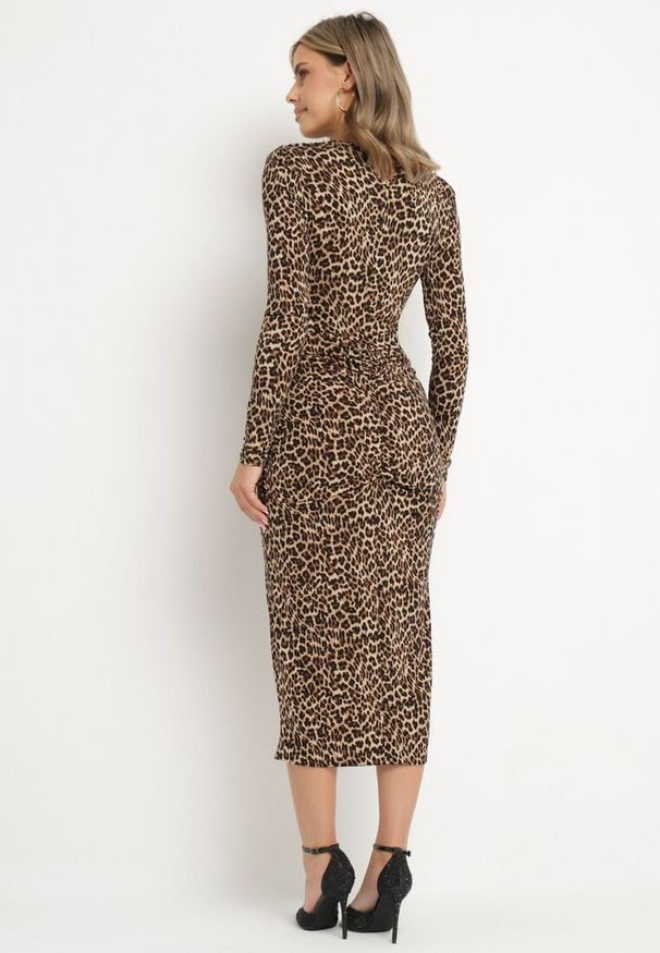 Born2be - Brązowa Dopasowana Sukienka w Panterkę Zdobiona Cyrkoniami Nallines. Okazja: na co dzień. Kolor: brązowy. Długość rękawa: długi rękaw. Wzór: motyw zwierzęcy, aplikacja. Typ sukienki: dopasowane. Styl: casual, elegancki