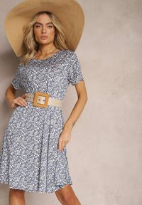 Renee - Granatowo-Biała Krótka Sukienka z Rozkloszowanym Dołem i Okrągłym Dekoltem z Wiskozy Dapnehli. Okazja: na co dzień. Kolor: niebieski. Materiał: wiskoza. Wzór: kwiaty. Sezon: lato. Typ sukienki: proste. Styl: casual. Długość: mini #4