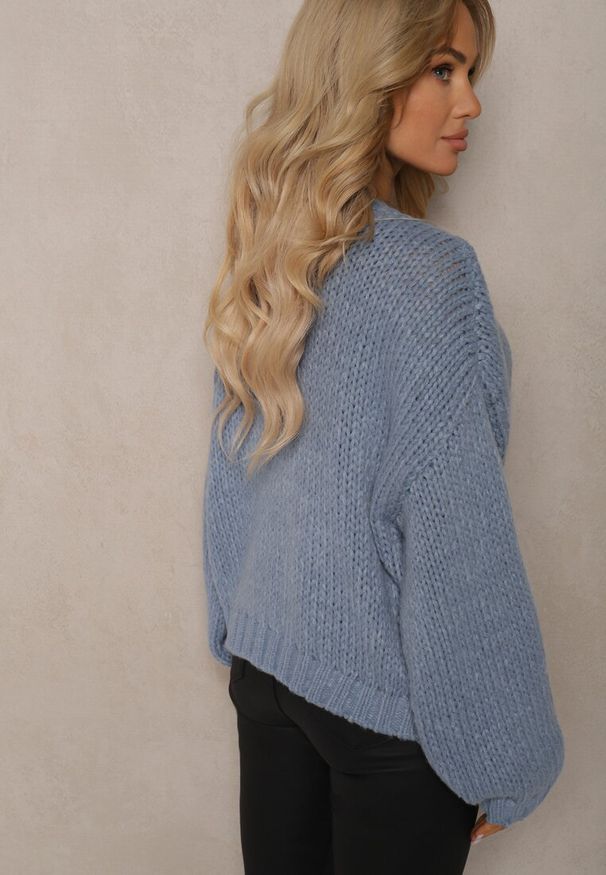 Renee - Niebieski Kardigan w Kwiatowe Aplikacje z Zapięciem na Elegancką Agrafkę Patista. Okazja: do pracy, na co dzień. Kolor: niebieski. Materiał: bawełna. Wzór: aplikacja, kwiaty. Styl: elegancki