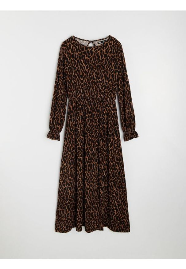 Sinsay - Sukienka midi w panterkę - brązowy. Kolor: brązowy. Wzór: motyw zwierzęcy. Długość: midi