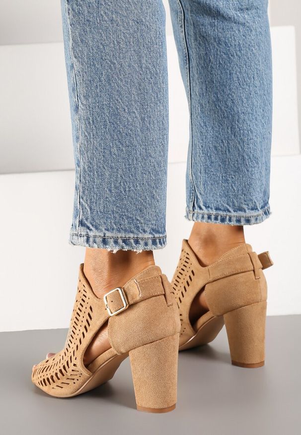 Born2be - Ciemnobeżowe Ażurowe Sandały Vices na Obcasie Ozdobione Wycięciem i Klamrą Felindrel. Okazja: na co dzień. Zapięcie: klamry. Kolor: beżowy. Materiał: skóra. Wzór: ażurowy, aplikacja. Obcas: na obcasie. Styl: casual. Wysokość obcasa: średni