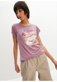 bonprix - T-shirt z nadrukiem w pióra. Kolor: fioletowy. Wzór: nadruk