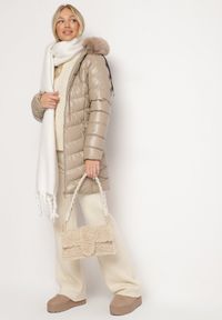 Born2be - Beżowa Długa Pikowana Kurtka z Odpinanym Futerkiem i Sznurkami Rinnarae. Okazja: na spacer, na co dzień. Typ kołnierza: kaptur. Kolor: beżowy. Materiał: futro. Długość: długie. Styl: elegancki, casual #3