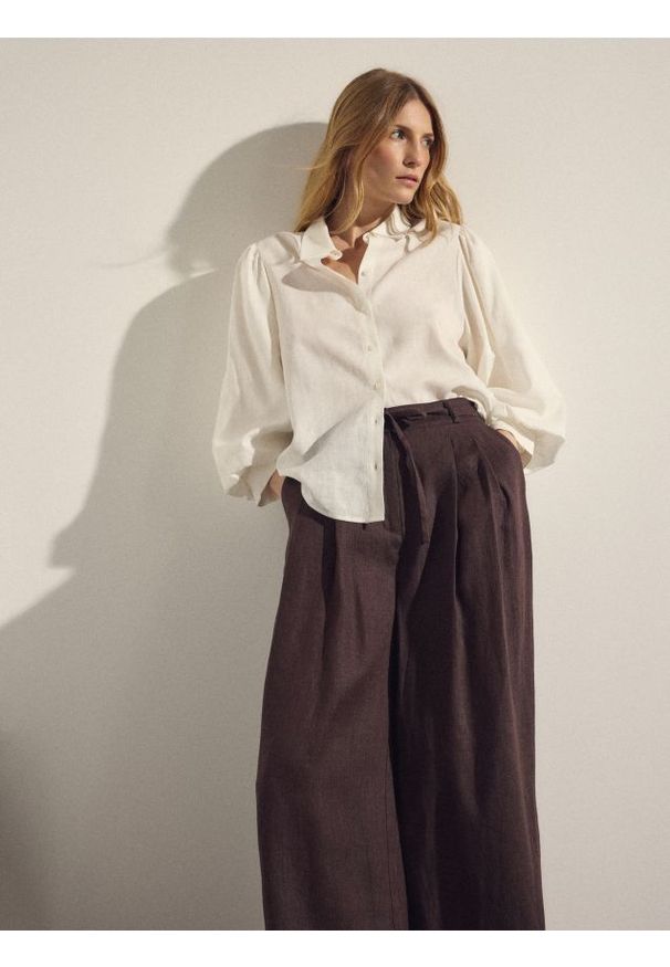 Reserved - Lniane spodnie z wiązaniem - ciemnobrązowy. Kolor: brązowy. Materiał: len