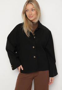 Born2be - Czarna Przejściowa Kurtka Koszulowa o Prostym Kroju Tiberea. Okazja: na spacer. Kolor: czarny. Materiał: poliester, jeans, satyna. Styl: elegancki