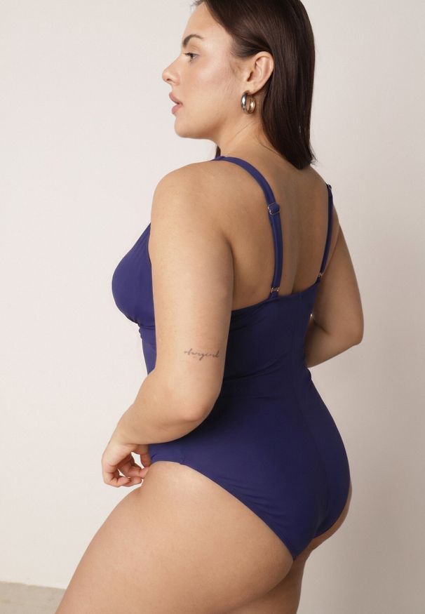 Born2be - Granatowy Elegancki Strój Kąpielowy Jednoczęściowy z Metaliczną Aplikacją Vilinaith. Kolekcja: plus size. Kolor: niebieski. Wzór: aplikacja